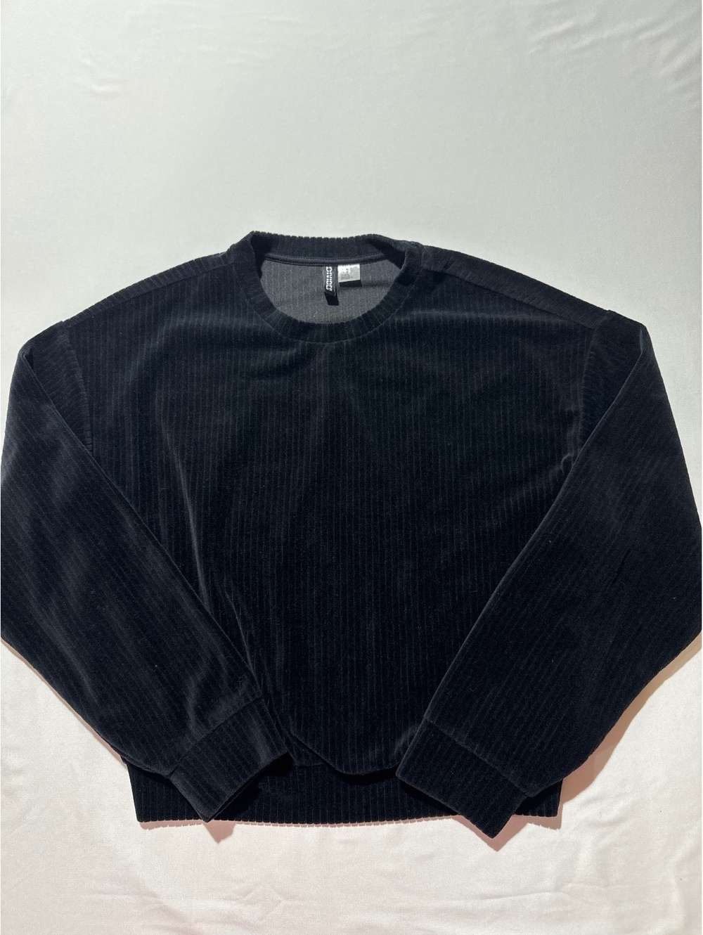 H&M Divided Black Corduroy Crewneck Sweatshirt, Size M - Com